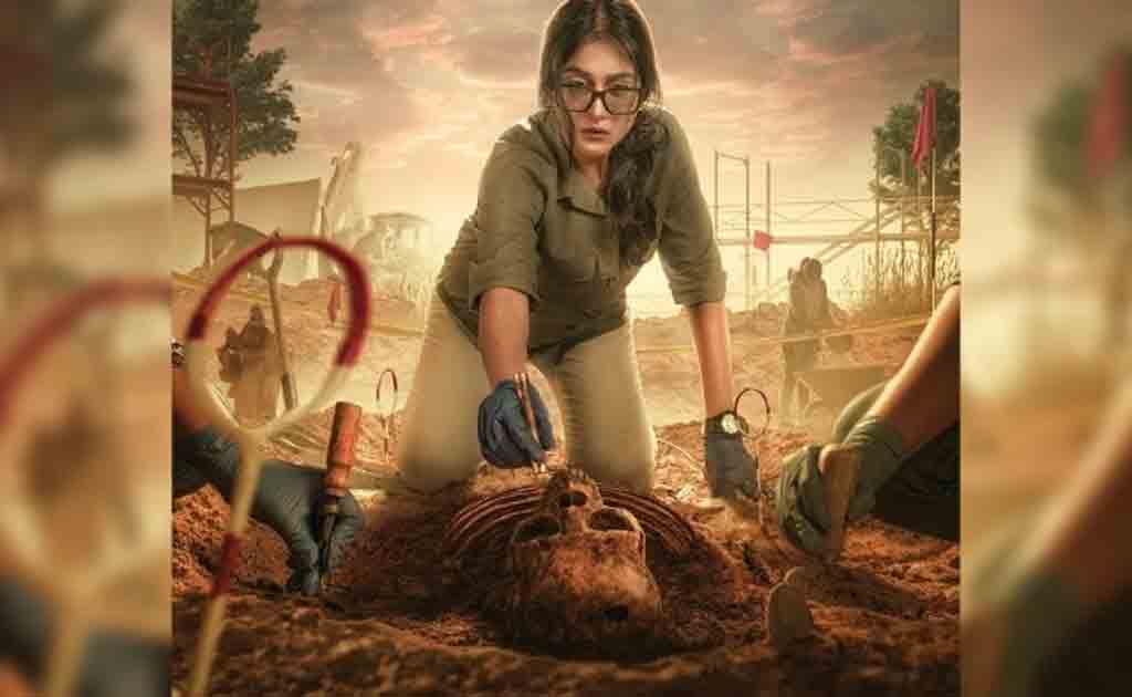 Regina Cassandra| అస్థిపంజరాన్ని ప‌రీక్షిస్తున్న‌ రెజీనా