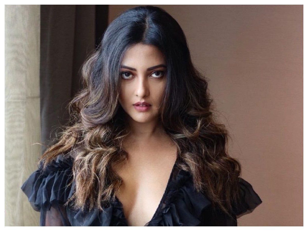Riya Sen | సెగలు పుట్టిస్తున్న బాలీవుడ్ బ్యూటీ రియాసేన్