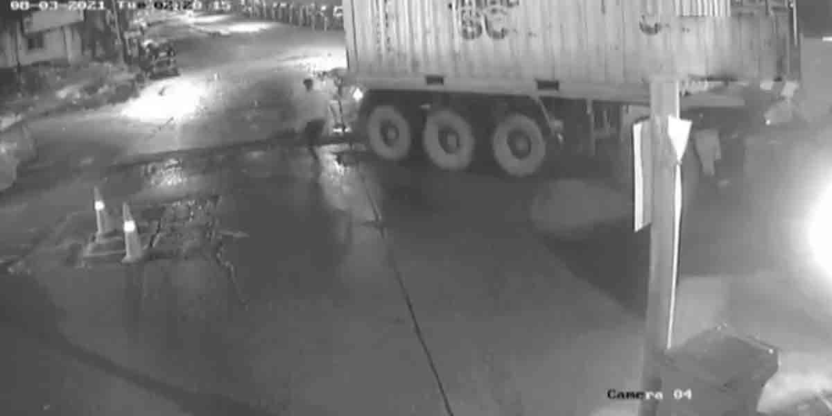 Road accident : బైకును, బ‌స్సును ఢీకొట్టిన లారీ.. సీసీ కెమెరాలో దృశ్యాలు