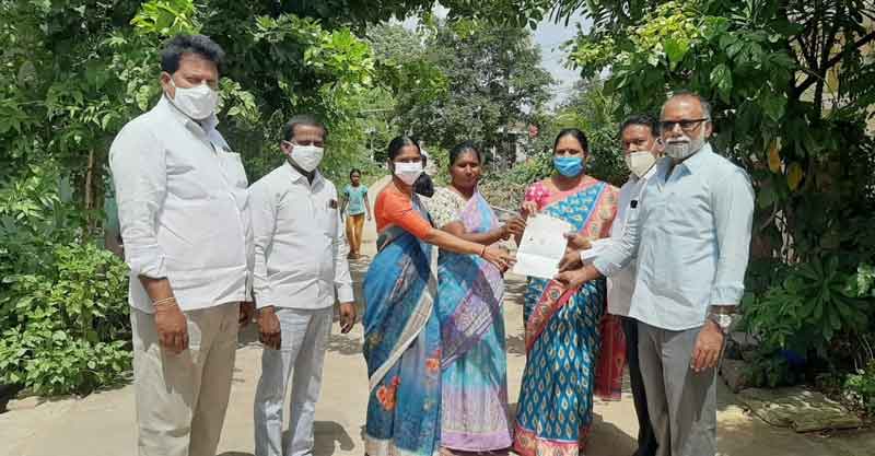 సీఎంఆర్‌ఎఫ్‌ చెక్కులు అందజేత