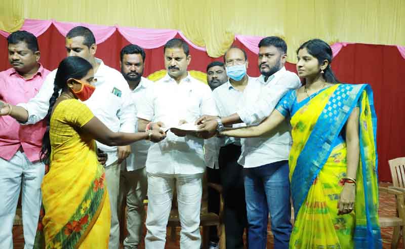 పేదోళ్ల దేవుడు సీఎం కేసీఆర్‌