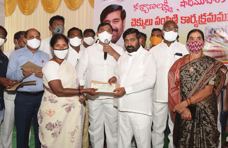 మహిళాభున్నతికి ప్రభుత్వం పెద్దపీట