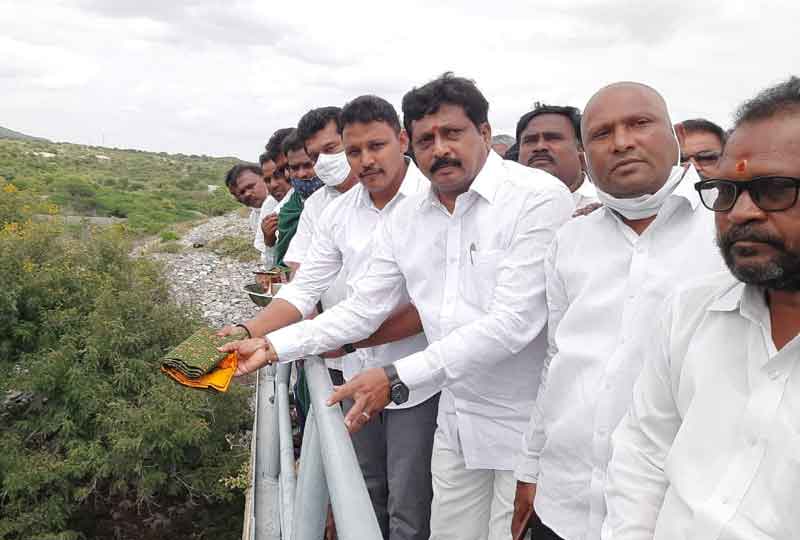 ఎడమ కాల్వకు నీటి విడుదల