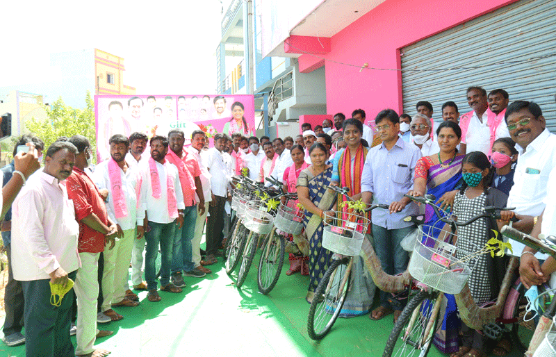 మొక్కలు నాటి.. సైకిళ్లు పంచి…