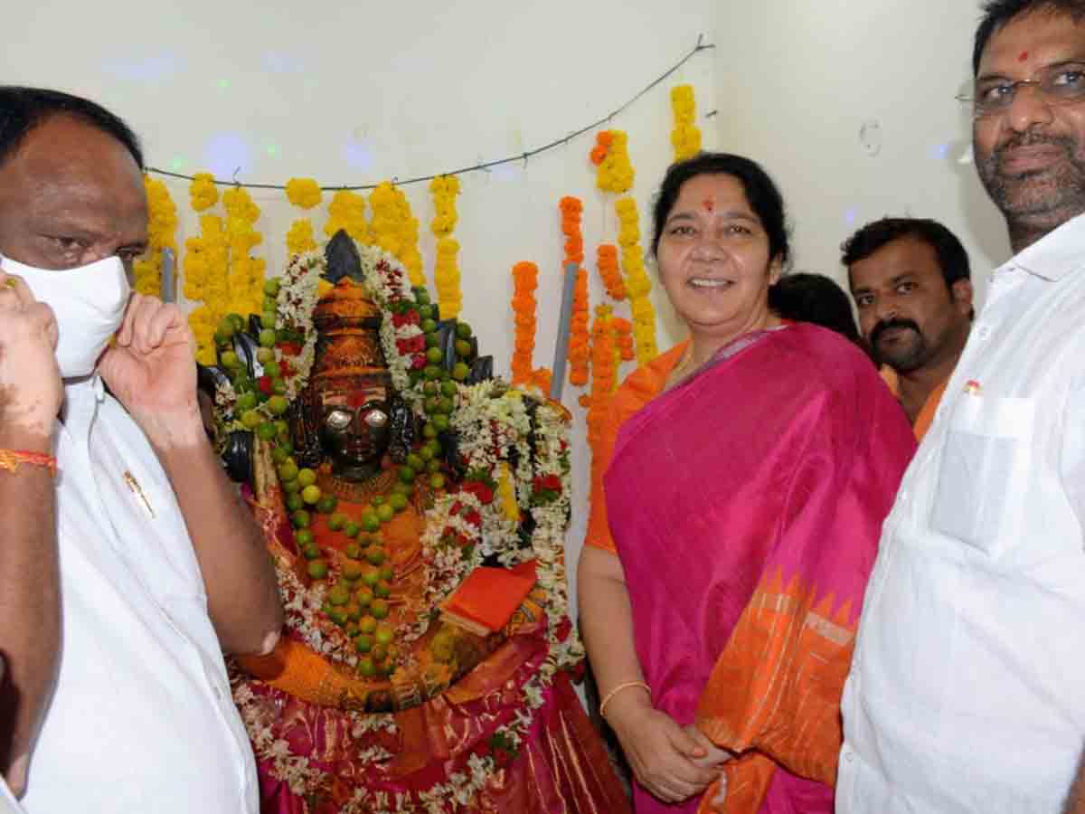 ముత్యాలమ్మ ఆలయంలో మంత్రి సత్యవతి రాథోడ్ పూజలు