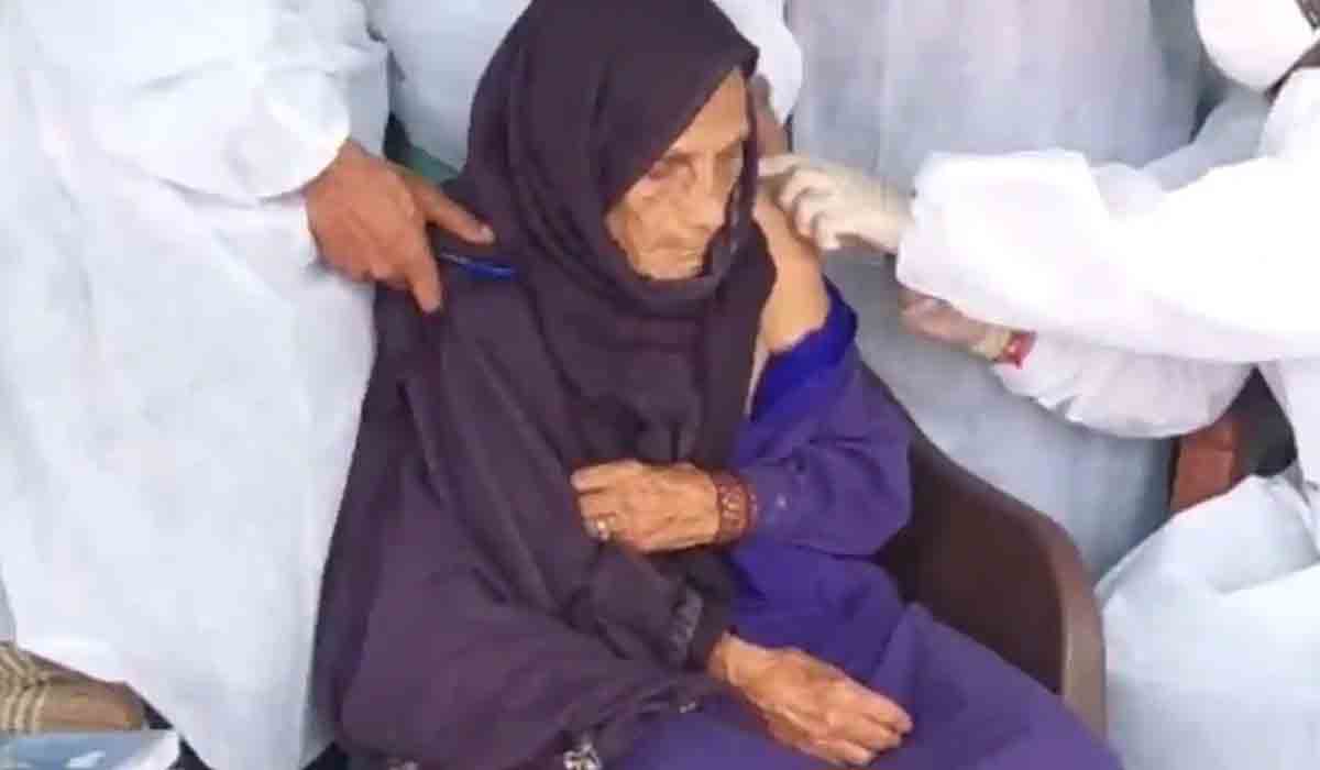 క‌రోనా వ్యాక్సిన్ రెండో డోస్ తీసుకున్న 120 ఏండ్ల బామ్మ‌