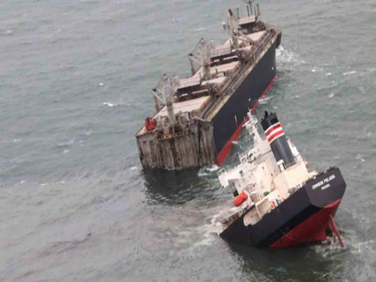 రెండు ముక్కలుగా విరిగిన ఓడ.. ఎక్కడంటే?