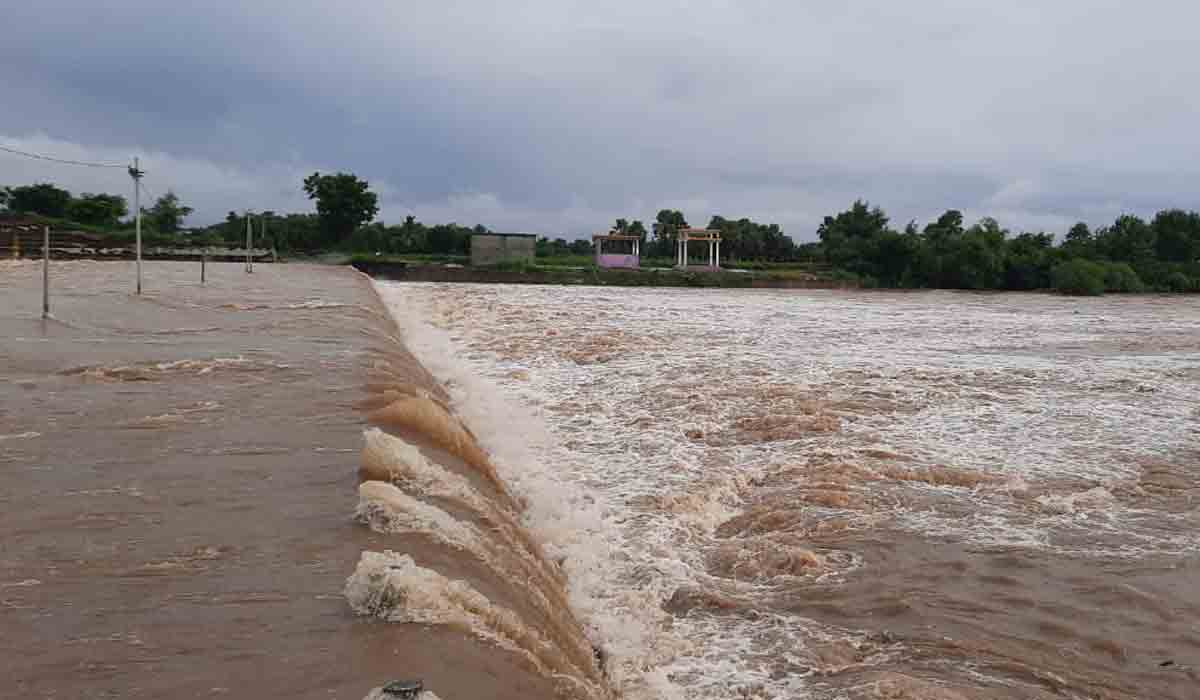 సిద్దిపేట జిల్లాలో భారీ వర్షం.. గౌరవెల్లి పాత చెరువుకు గండి