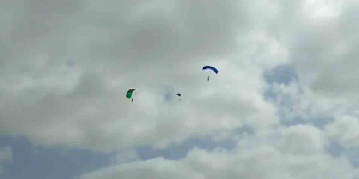 Sky diving: స్కై డైవింగ్‌తో అల‌రించిన జ‌వాన్‌లు.. వీడియో