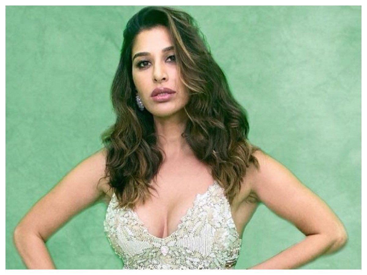 Sophie Choudry | చూపుల‌తో గాలం వేస్తున్న సోఫీ చౌదరి