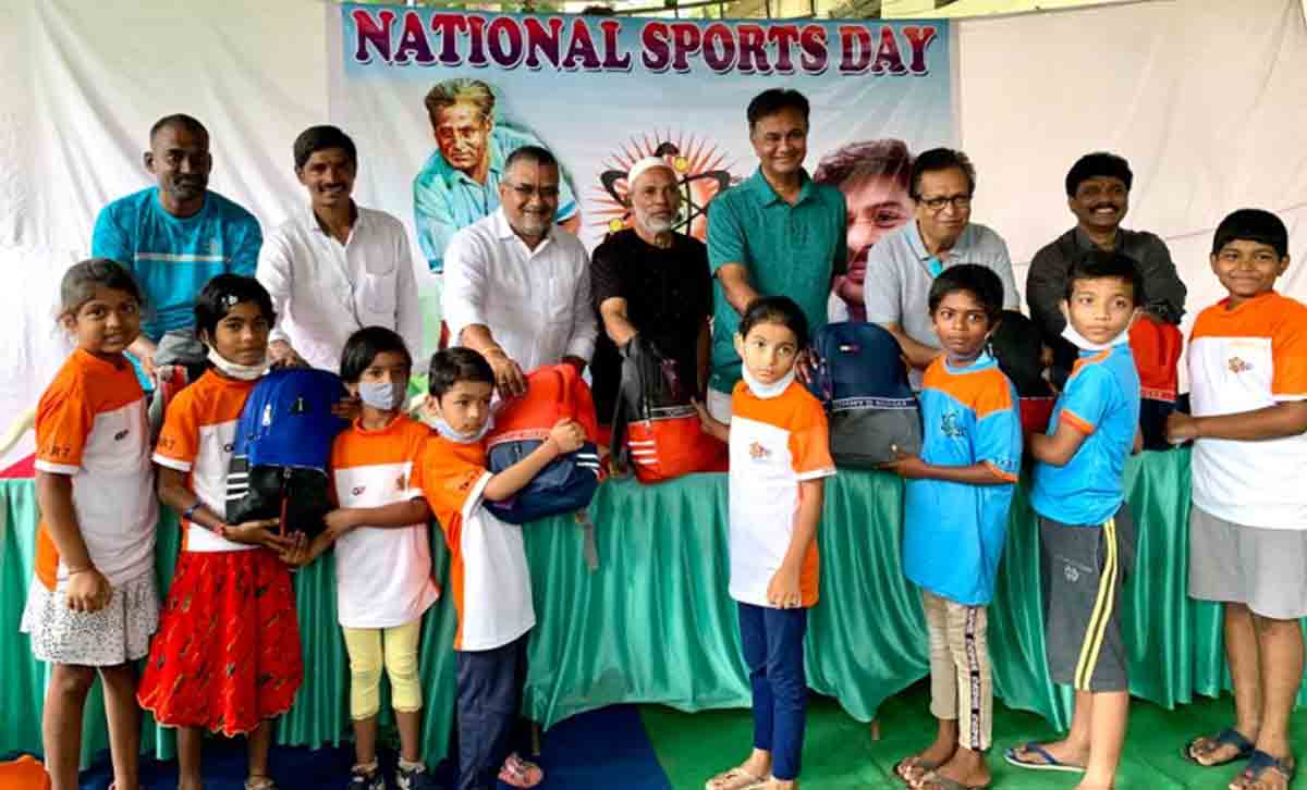 National sports day | రూ.4 లక్షల క్రీడాసామగ్రి అందజేత