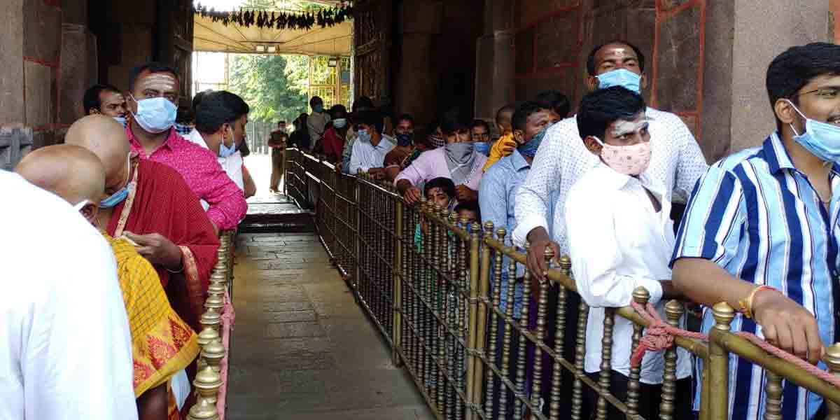 శ్రీశైలంలో భక్తుల రద్దీ.. రేపటి నుంచి శ్రావణ మాసోత్సవాలు