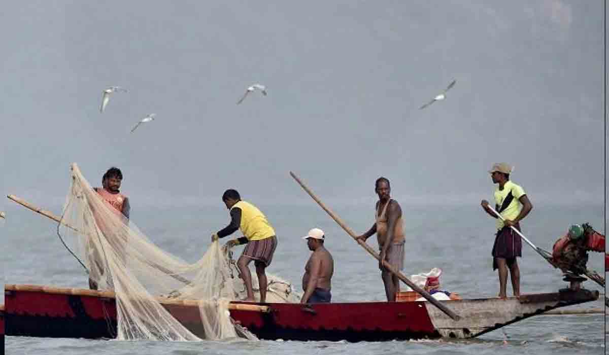 చేపల వేటకు వెళ్లి.. గల్లంతైన జాలర్లు