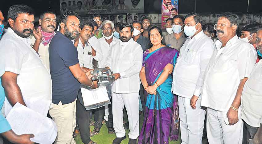 కుల వృత్తులకు పెద్దపీట