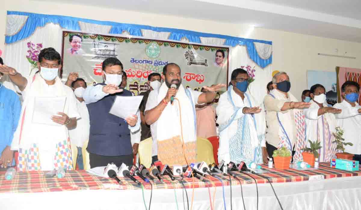 ప్రతి ఒక్కరూ చేనేత వస్త్రాలు ధరించాలి : మంత్రి శ్రీనివాస్ గౌడ్‌