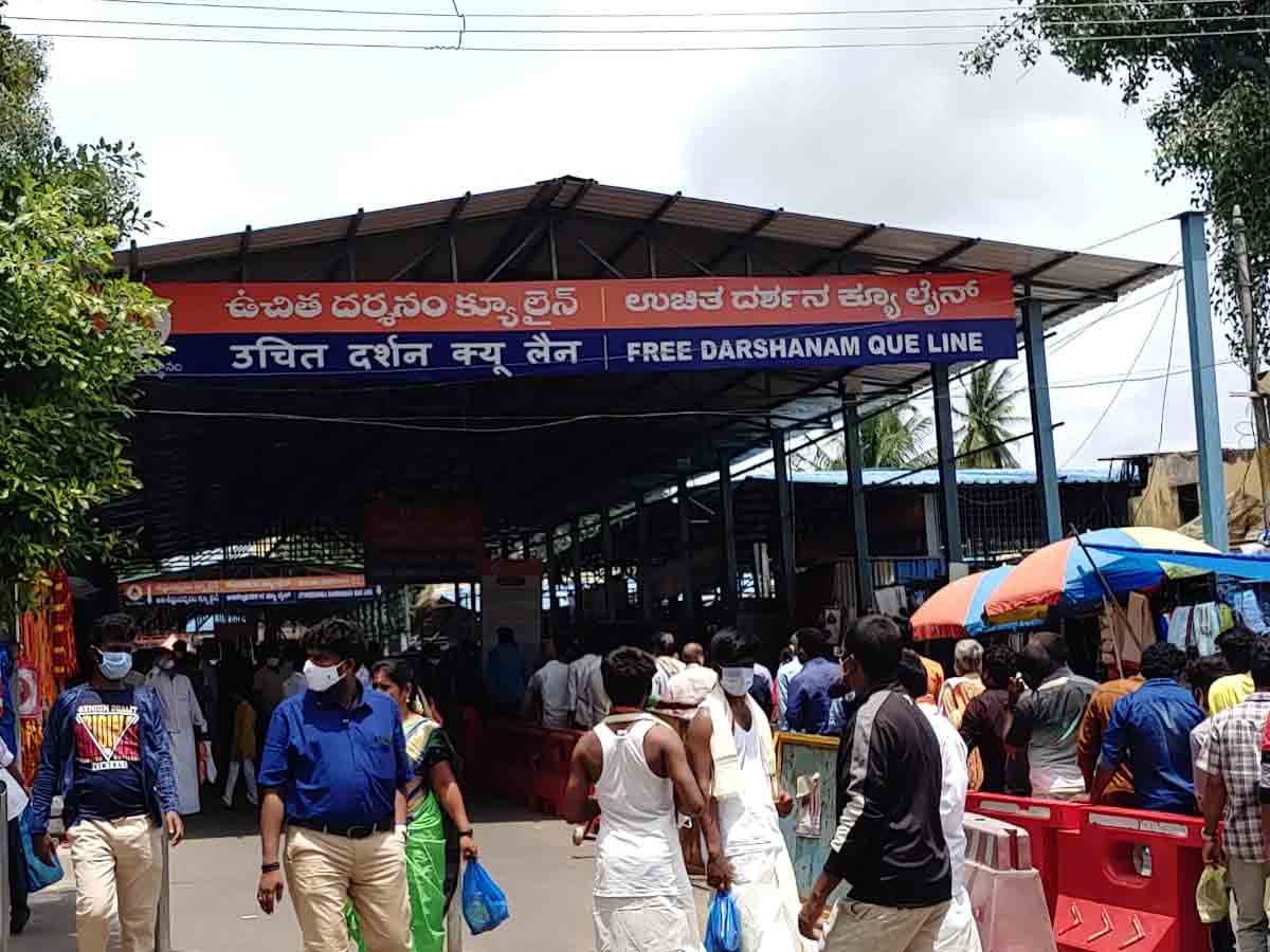 భక్తులతో కిటకిటలాడిన శ్రీశైల మల్లన్న ఆలయం