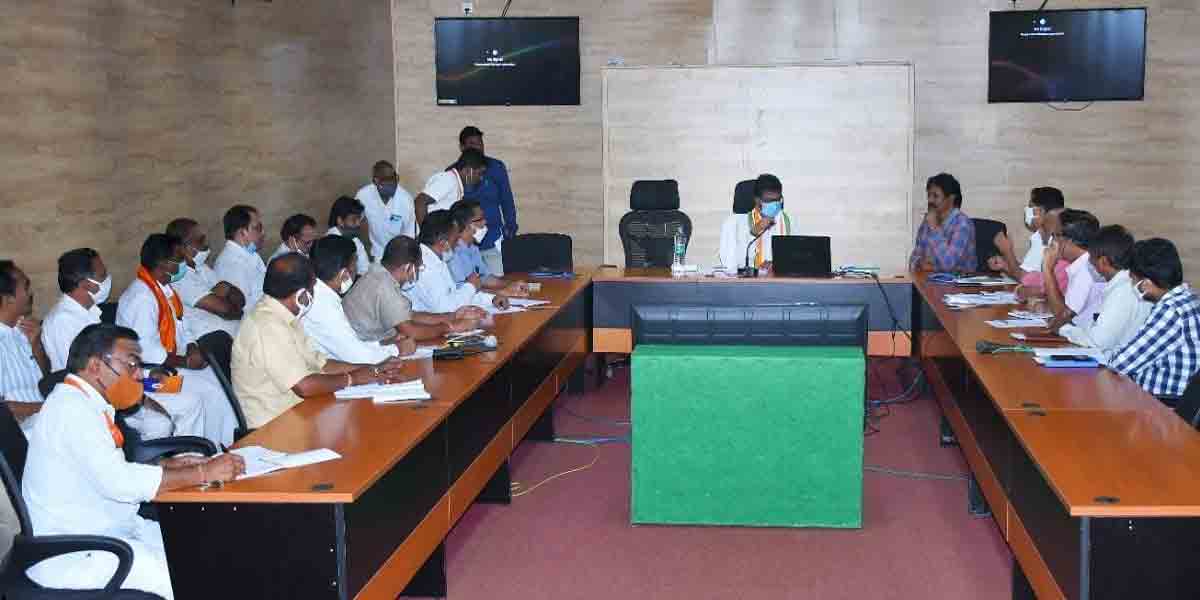 భ‌క్తుల‌కు మెరుగైన సౌక‌ర్యాలు కల్పించాలి : శ్రీశైలం ఈఓ