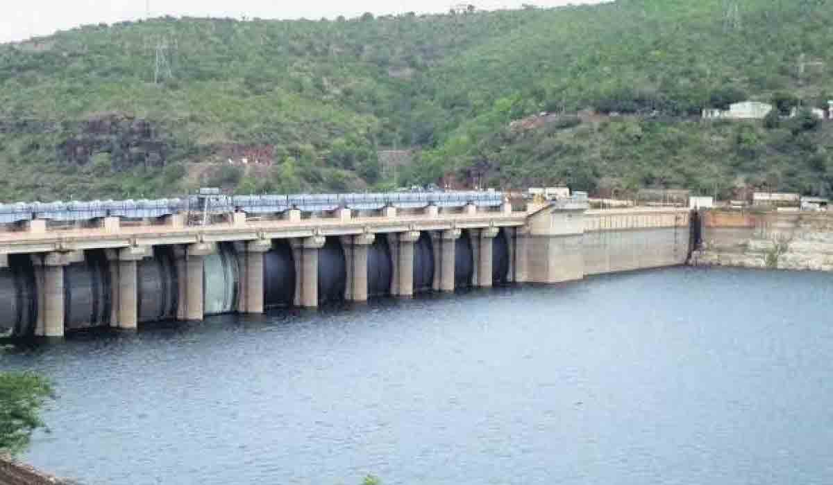 శ్రీశైలం ప్రాజెక్టుకు కొనసాగుతున్న వరద