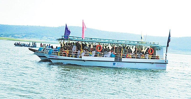 కృష్ణమ్మ ఒడిలో బోటింగ్‌