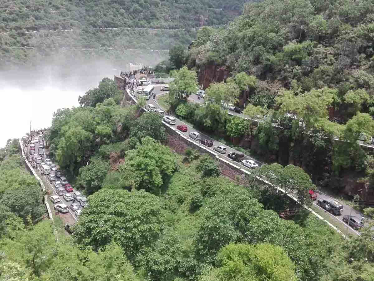 శ్రీశైలం -హైదరాబాద్‌ రహదారిపై భారీగా ట్రాఫిక్‌ జామ్‌