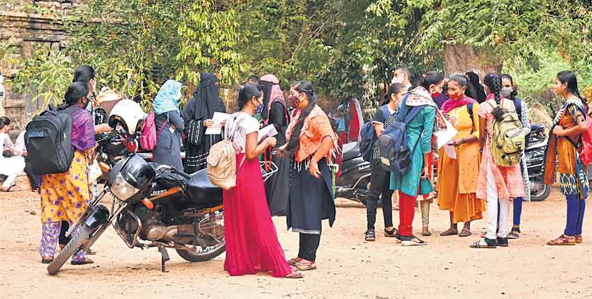 లక్ష అడ్మిషన్ల విలక్షణ పీఠం