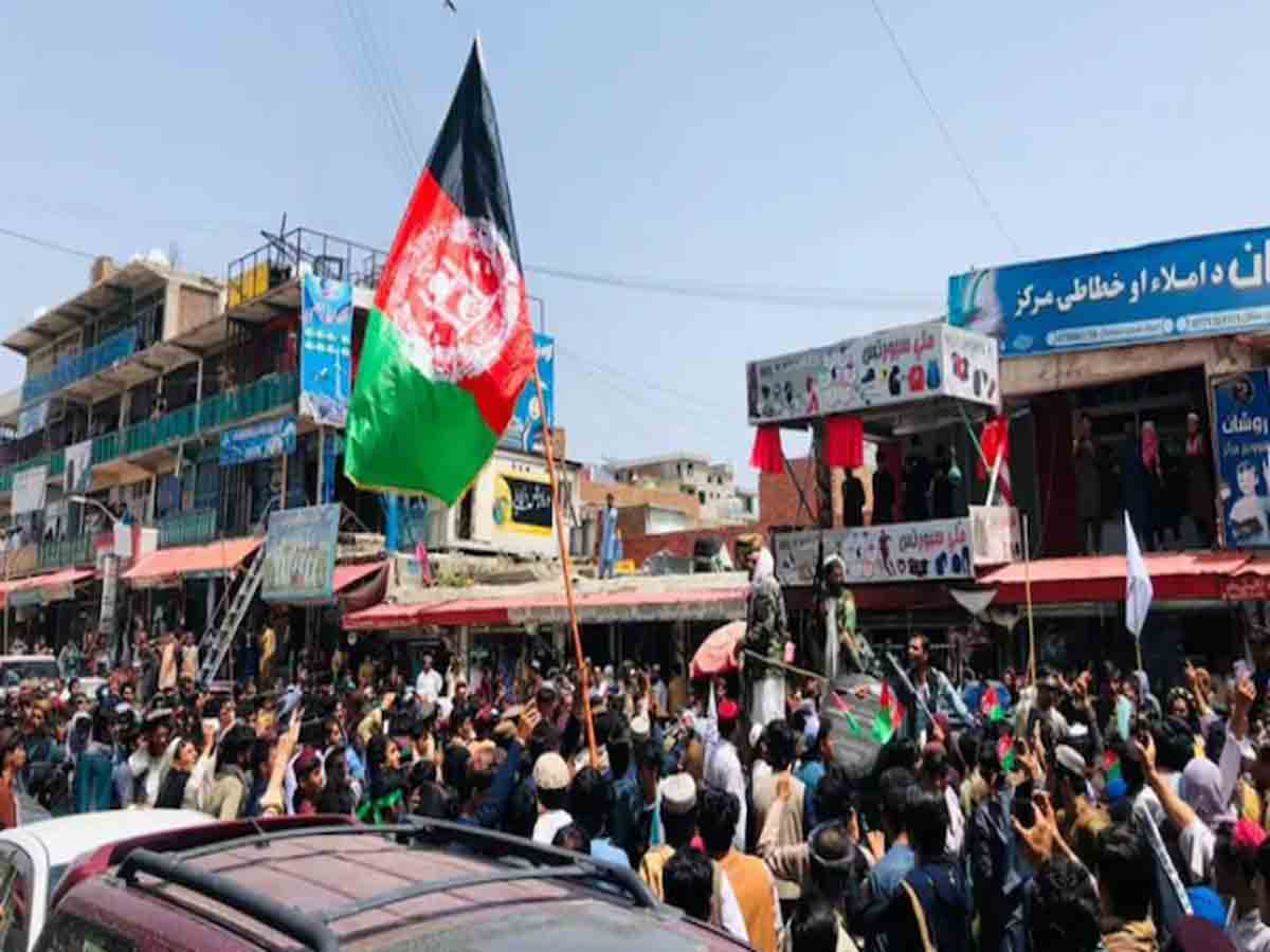 Video: ఆఫ్ఘన్ జెండా ఉంచాలన్న నిరసనకారులపై తాలిబన్లు కాల్పులు