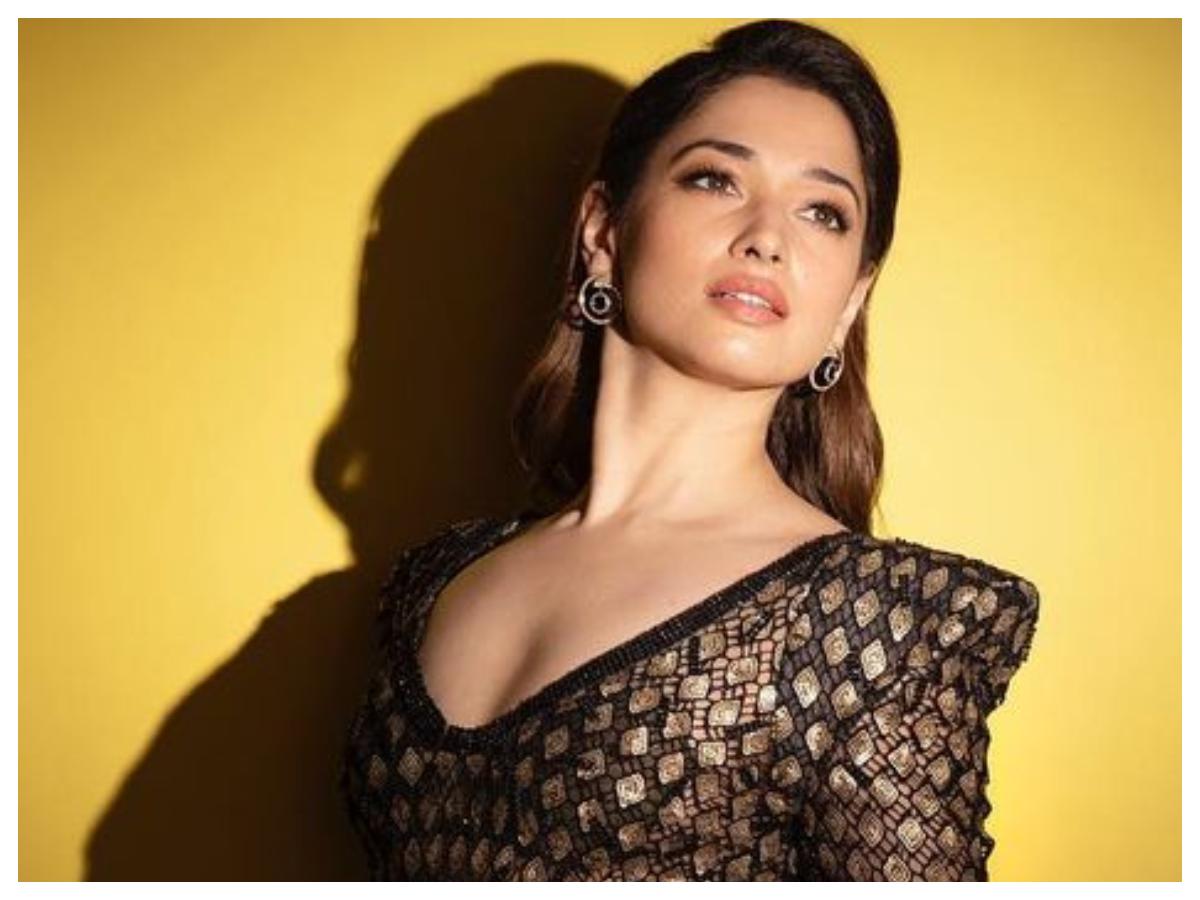 Tamannaah Bhatia | బ్లాక్ డ్రెస్‌లో మెరిసిపోతున్న మిల్కీ బ్యూటీ తమన్నా