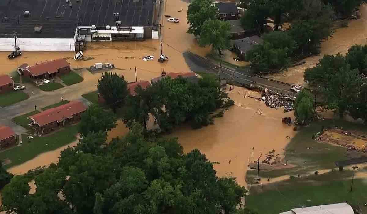 భారీ వర్షాలకు 21 మంది మృతి.. డజన్ల కొద్ది గల్లంతు