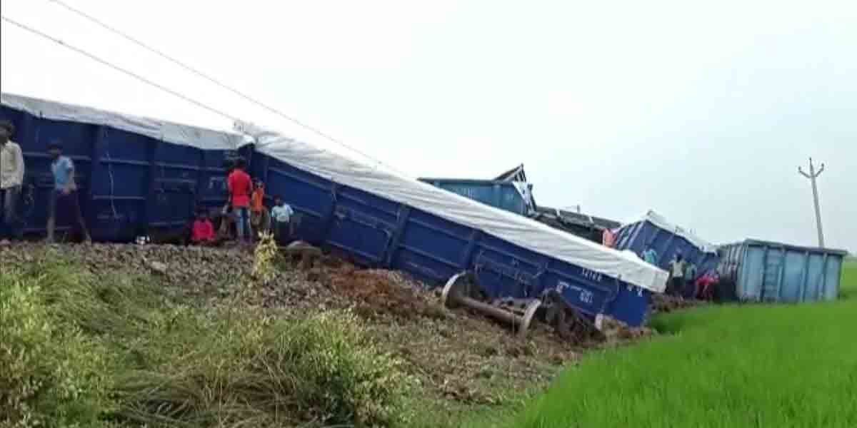 Train derailed: ప‌ట్టాలు త‌ప్పిన గూడ్స్ రైలు.. బోల్తాప‌డ్డ 14 బోగీలు..!