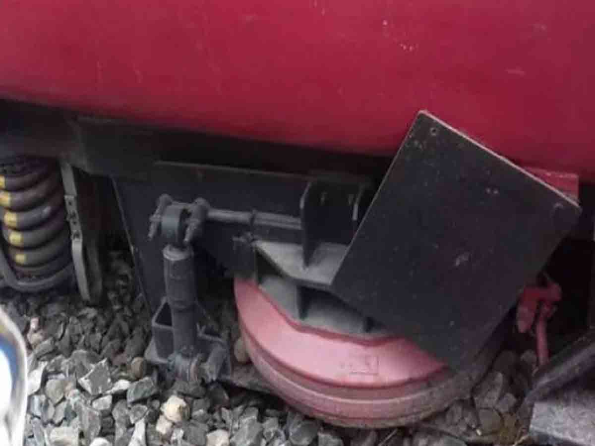 తప్పిన రైలు ప్రమాదం.. ఊడిన బోగి చక్రం