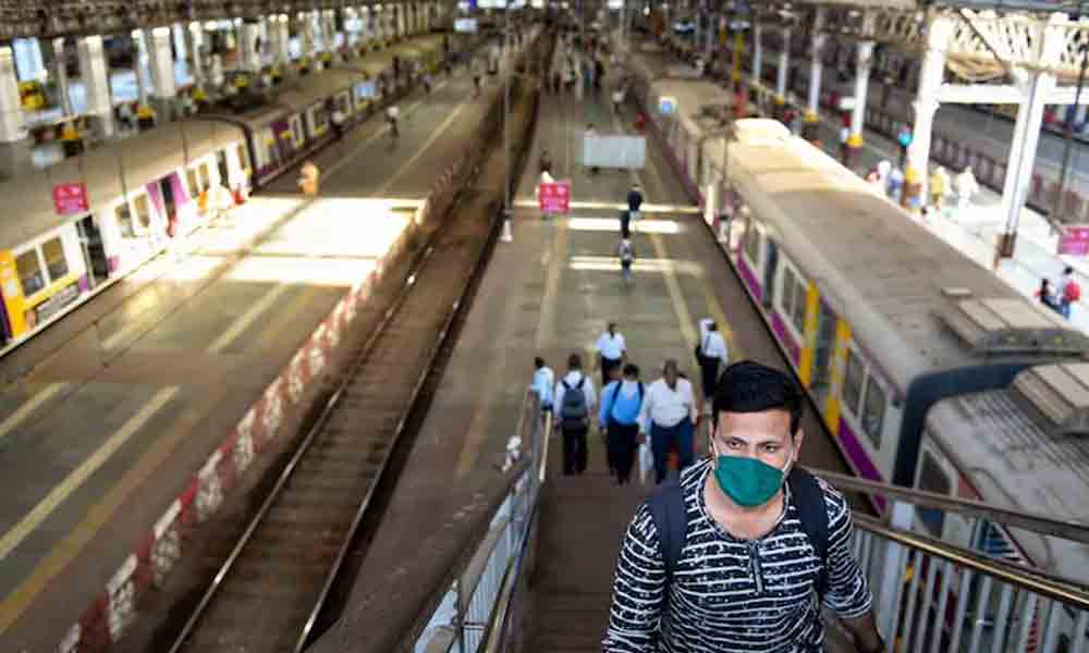 Local train : 15న పట్టాలెక్కనున్న లోకల్‌ రైళ్లు.. అనుమతి వారికే!