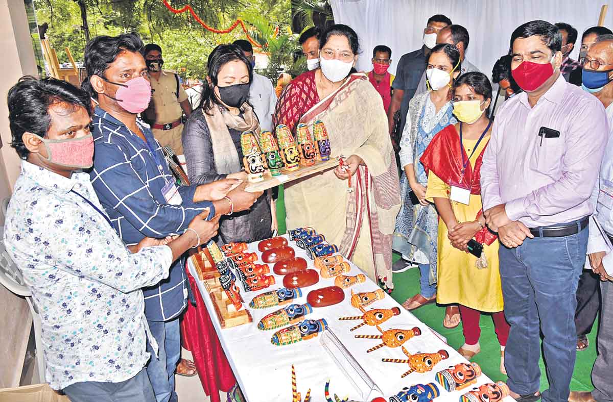 తెలంగాణ కళాసంస్కృతిలో గిరిజనులు ప్రత్యేకం