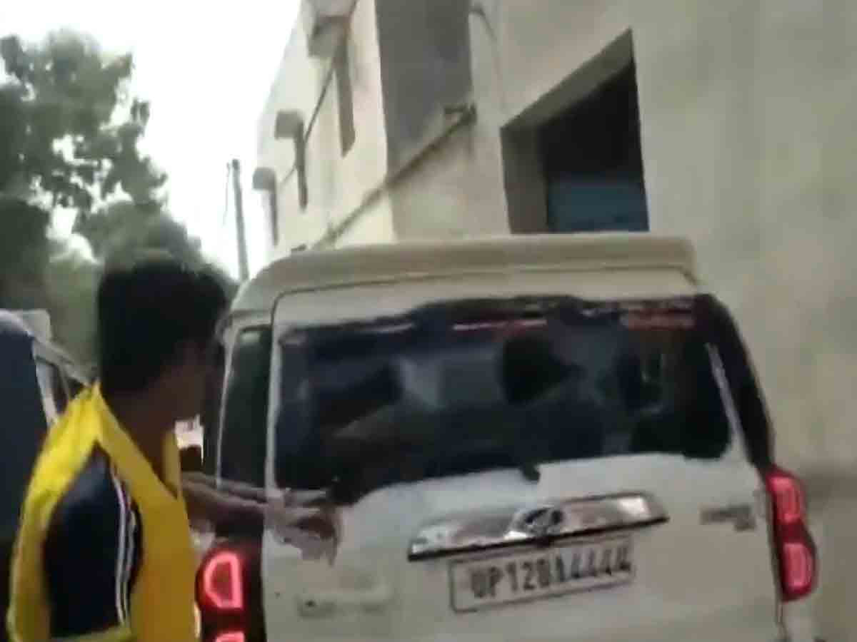 యూపీ బీజేపీ ఎమ్మెల్యే కారుపై నిరసనకారుల దాడి