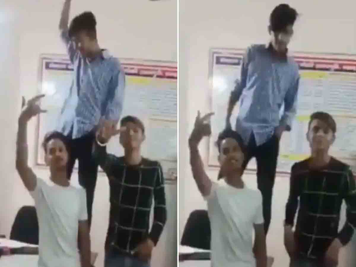 పోలీస్‌ స్టేషన్‌లో టిక్‌ టాక్‌ వీడియో తీసిన యువకులు అరెస్ట్‌