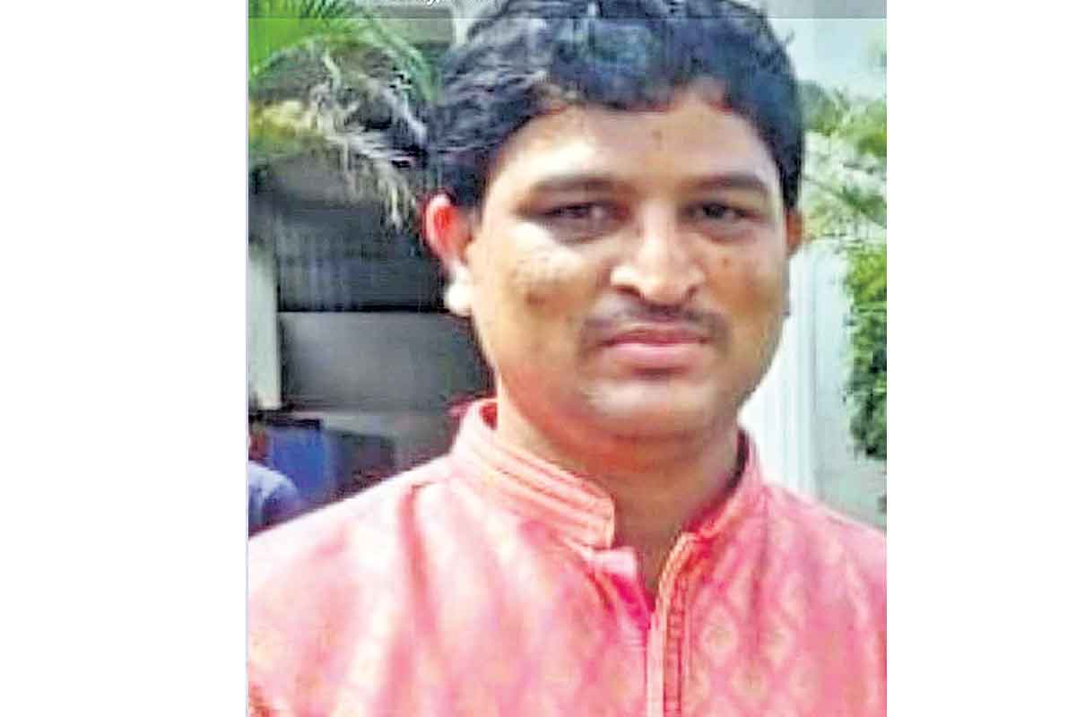 లారీ ఢీకొంది..హెల్మెట్‌ ఎగిరిపడింది..