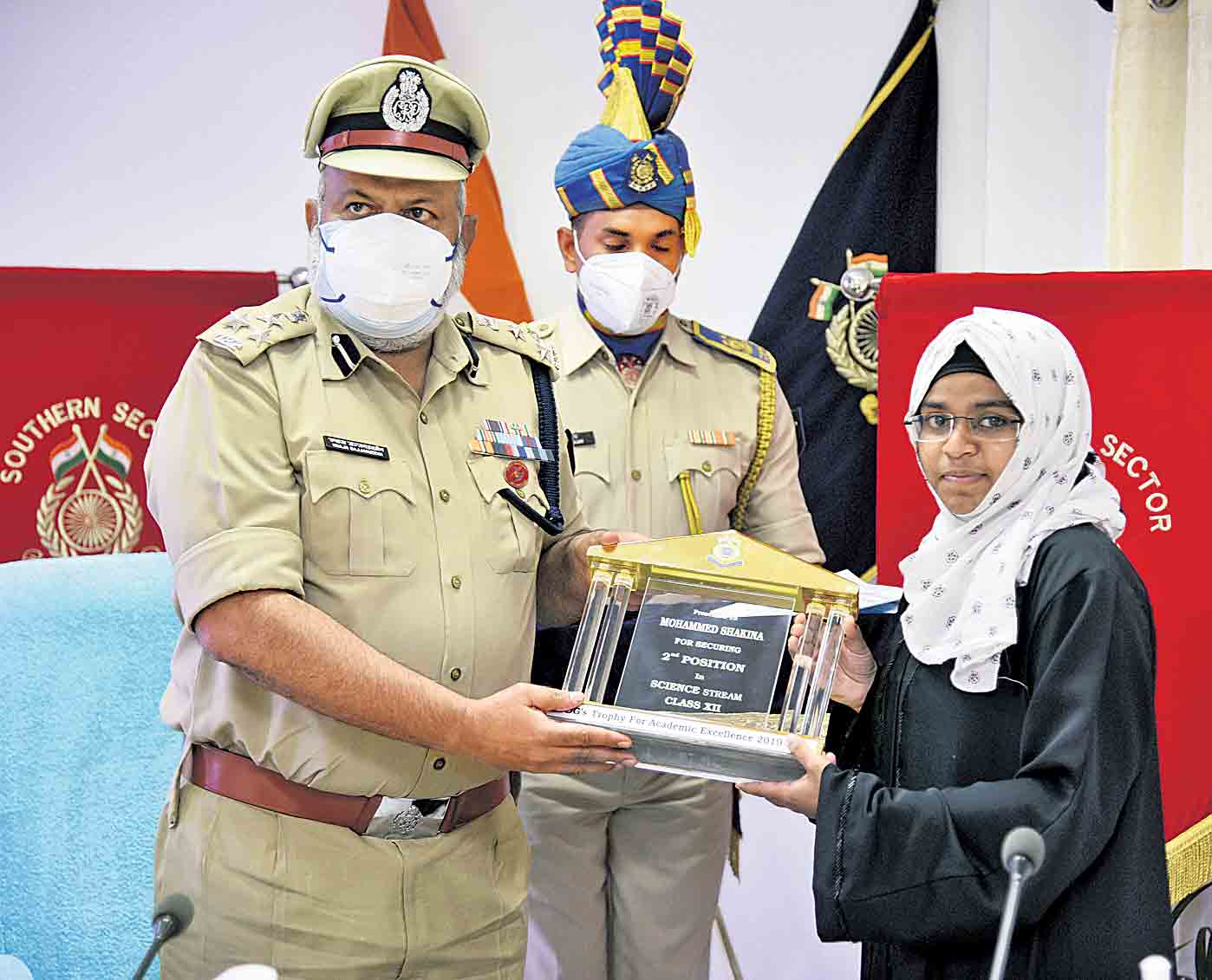 ఏఎస్సై కుమార్తెకు సీఆర్పీఎఫ్‌ డీజీ ట్రోఫీ