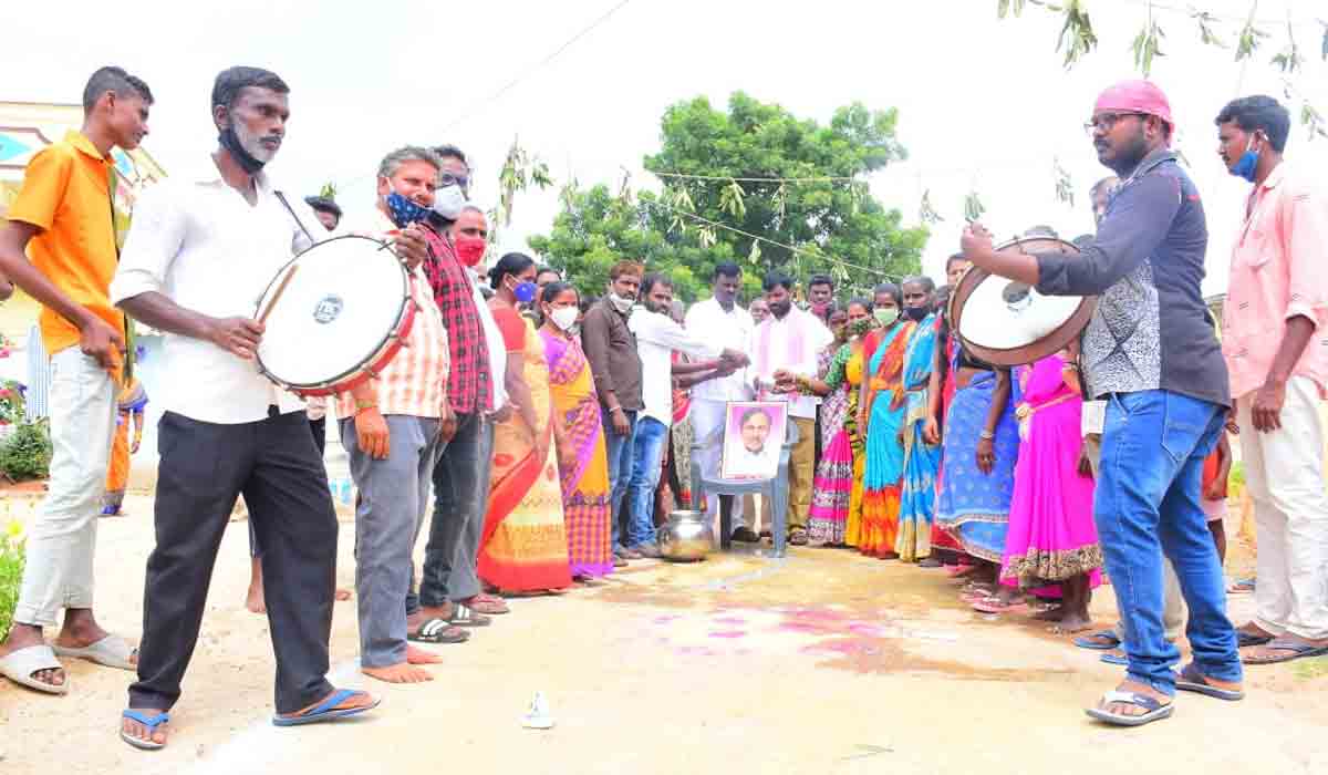 వాసాలమర్రిలో కేసీఆర్ చిత్రపటానికి పాలాభిషేకం