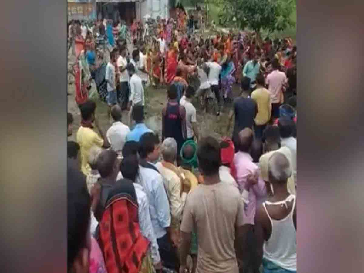 Viral Video: కరోనా టీకా కేంద్రంలో కొట్టుకున్న జనం