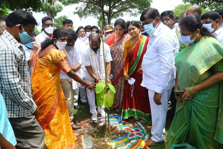 కట్టింది కాకతీయులైనా గుర్తింపు తెచ్చింది సీఎం కేసీఆరే