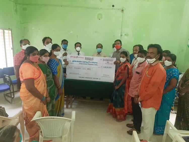 ప్రతి సంఘానికీ రూ. 10 లక్షల రుణాలు