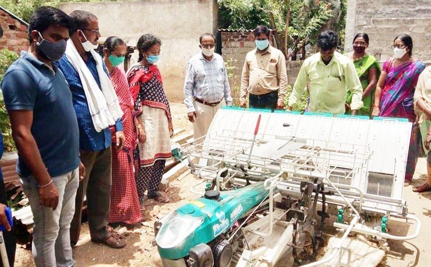 రైతుల తలలో నాలుకల్లా ఏఈవోలు