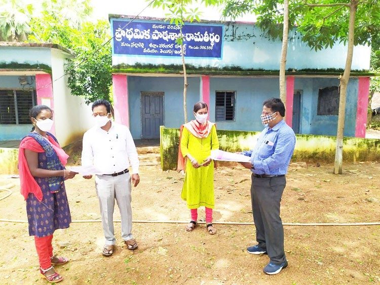 విద్యార్థులు గుంపులుగా ఉండొద్దు