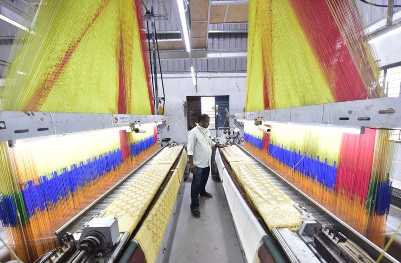 టెక్స్‌టైల్‌ పార్కు కేంద్రంగా చీరల తయారీ