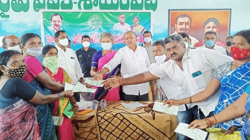 ‘దళిత బంధు’ను రాజకీయం చేయొద్దు