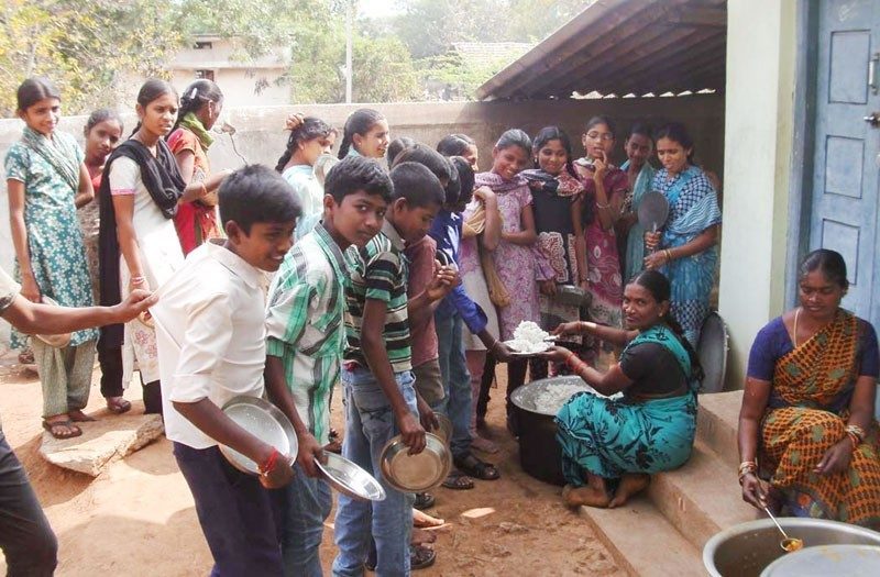 724 స్కూళ్లలో మధ్యాహ్న భోజనం