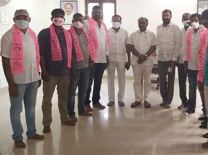 టీఆర్‌ఎస్‌లోకి కొనసాగుతున్న వలసలు