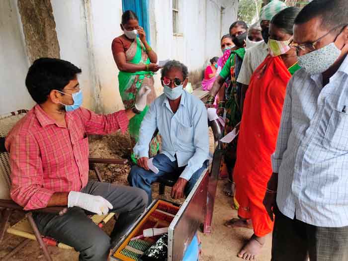 ఉచితంగా కంటి పరీక్షలు చేయిస్తున్న ఉపేంద్రశాస్త్రి