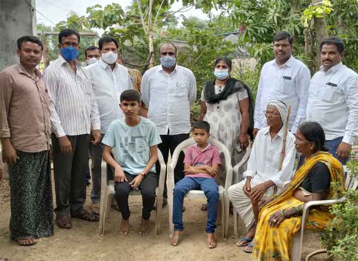 మిత్రుడి కుటుంబానికి అండగా..