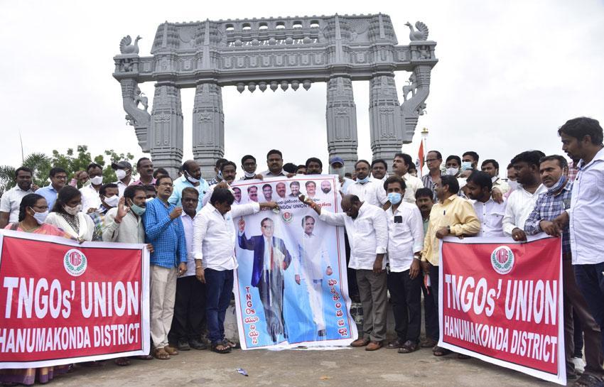 ఉద్యోగులకు దళిత బంధు ఇవ్వడం హర్షణీయం