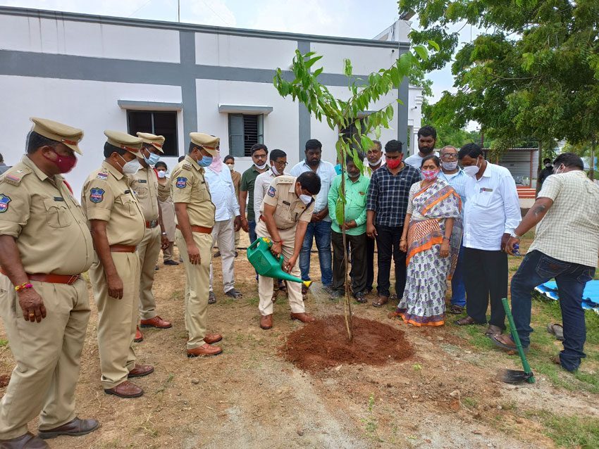 భూ కబ్జాలకు పాల్పడితే కఠిన చర్యలు